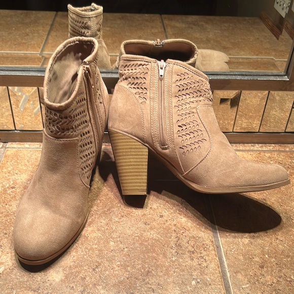 NWT Tan Faux Suede Booties - Picture 7 of 9